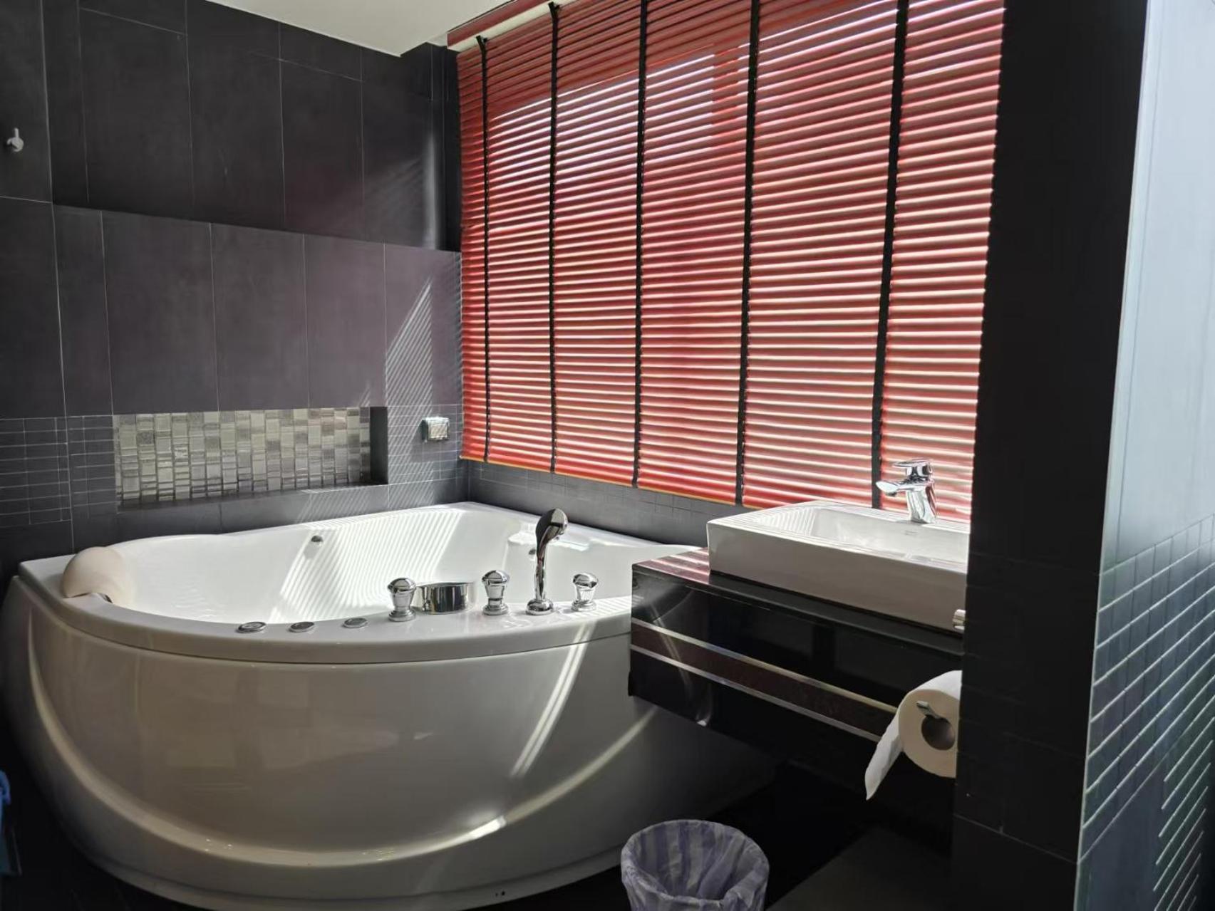 Absolute Bangla Jacuzzi *